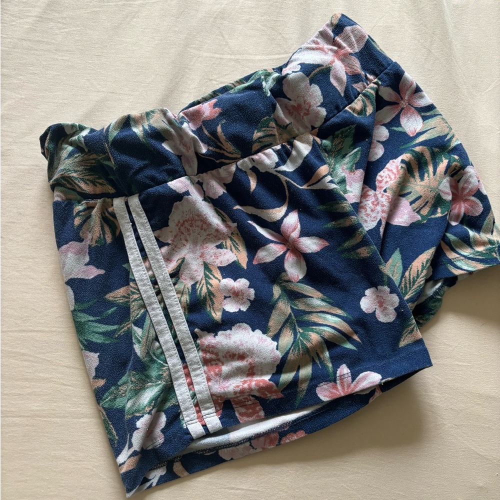 Medium short shorts